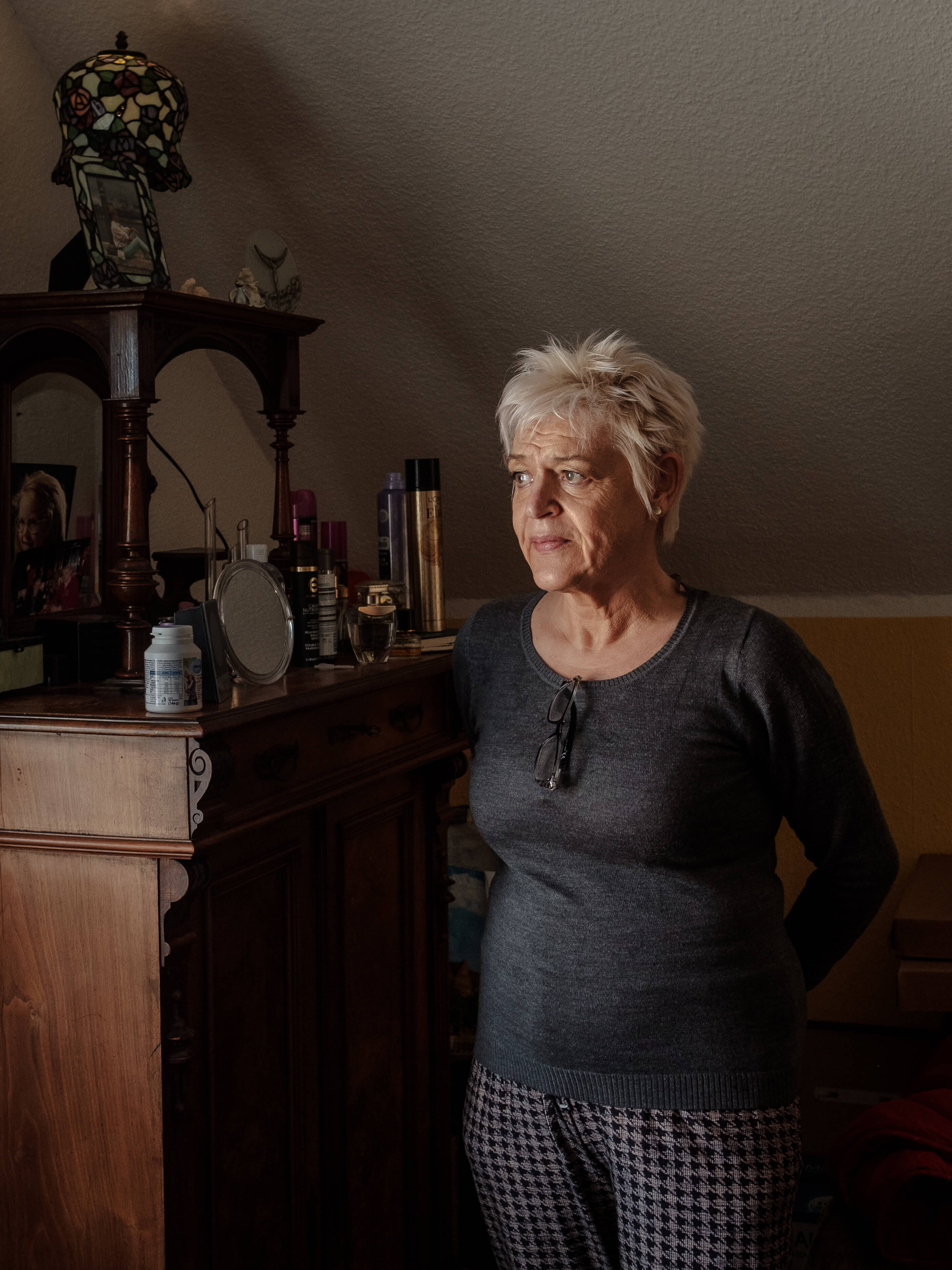 C. in ihrem Zimmer im Falkenroth-Haus. Ein paar Wochen nach dem Foto erhielt sie eine Krebsdiagnose. // C. in her room at Falkenroth House. A few weeks after the photo was taken, she received a cancer diagnosis.