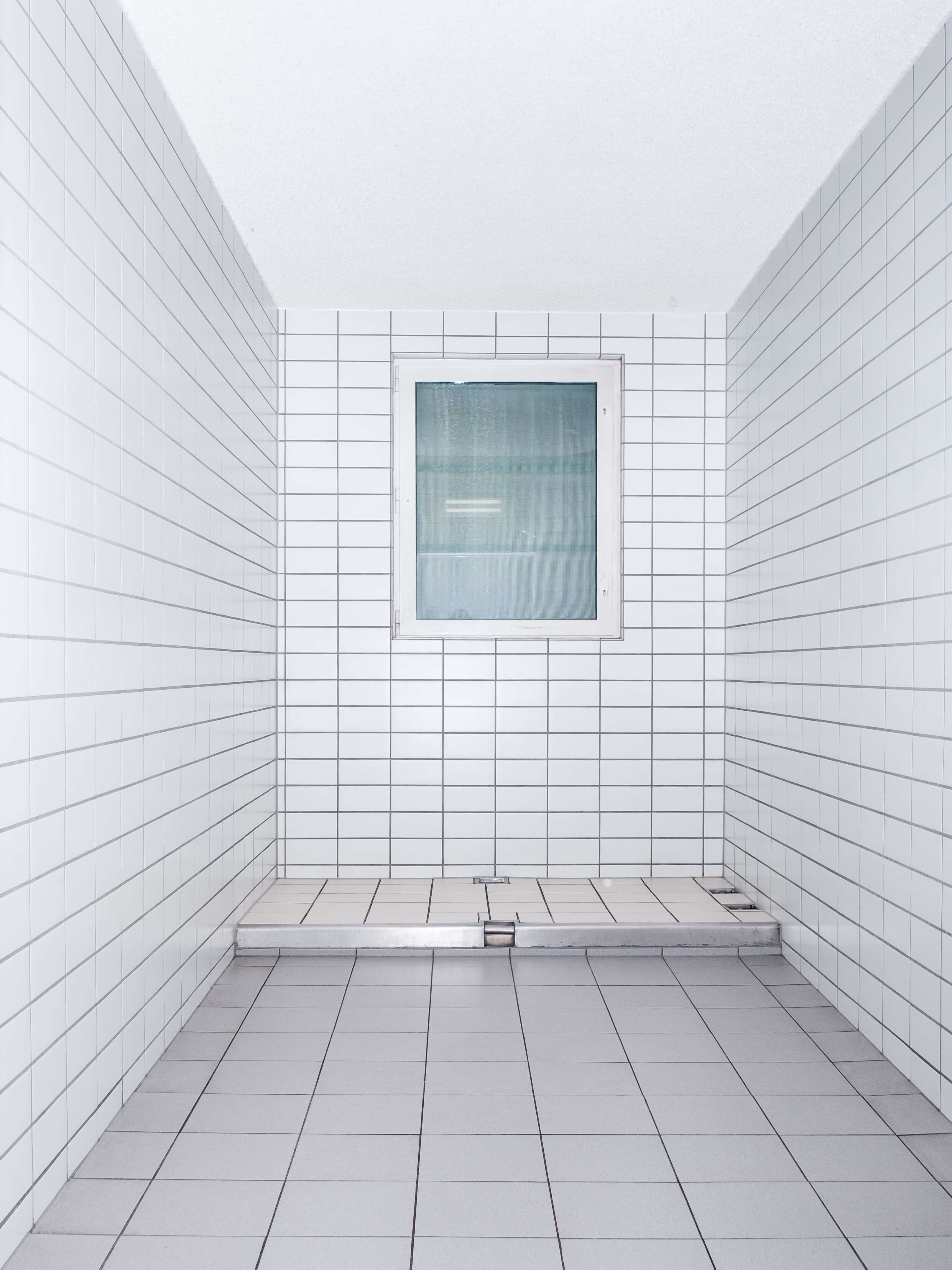 Eine Ausnüchterungszelle in Essen. Der Raum ist darauf ausgelegt eine Person bis zum Ende ihres Rausches festzuhalten. Das Design dabei ist auf leichte Reinigung und Sicherheit ausgelegt. // A drunk tank in Essen. The room is designed to hold a person until the end of their intoxication. The design is for easy cleaning and safety.