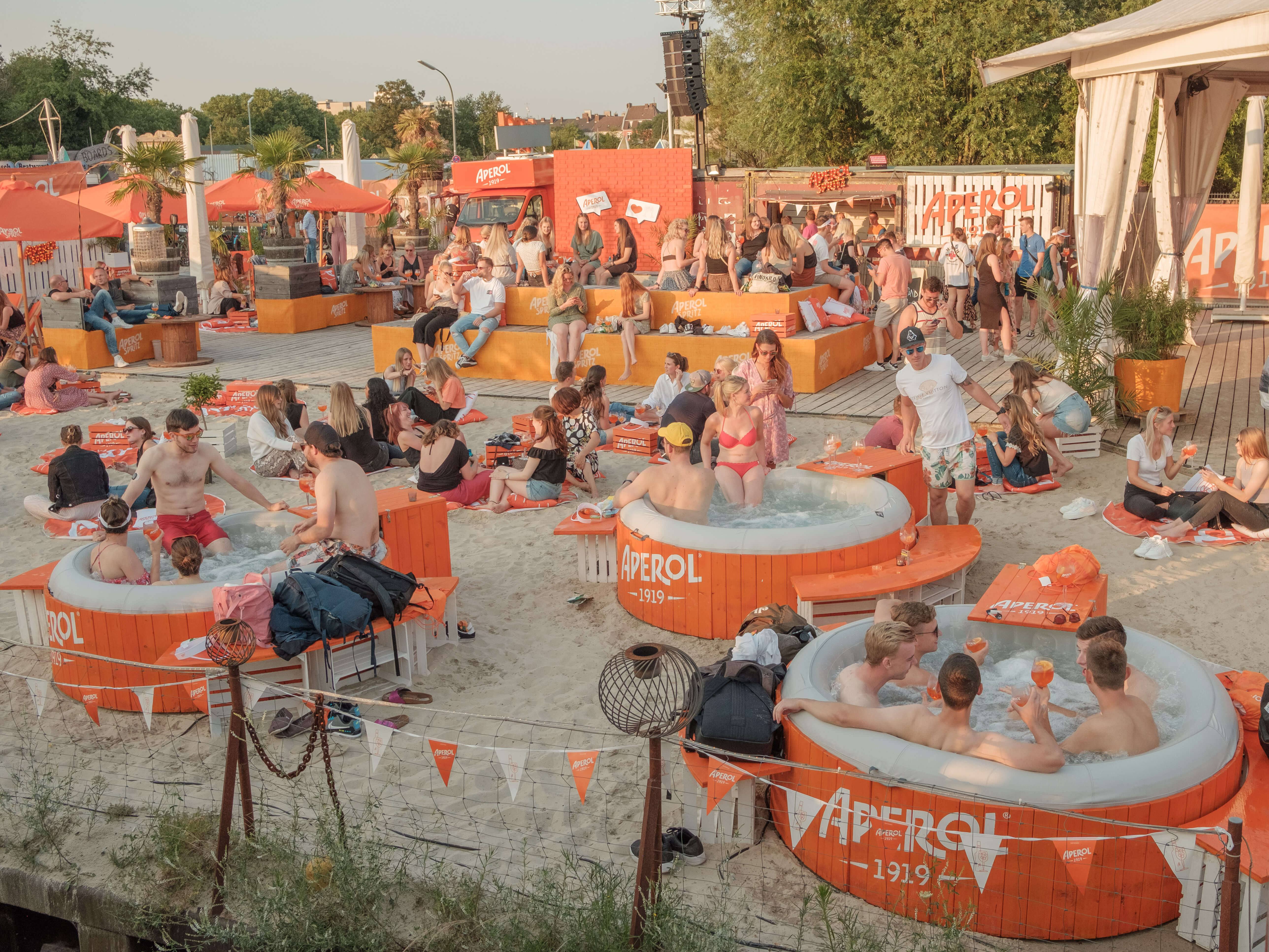 Aperol Spritz Pool Concert Tour, Dortmund 2021. Knapp 600 Millionen Euro werden von der Alkoholindustrie jedes Jahr für das Sponsoring von Sportveranstaltungen oder Events aus. // Aperol Spritz Pool Concert Tour, Dortmund 2021. Almost 600 million euros are spent by the alcohol industry every year on sponsoring sporting events.