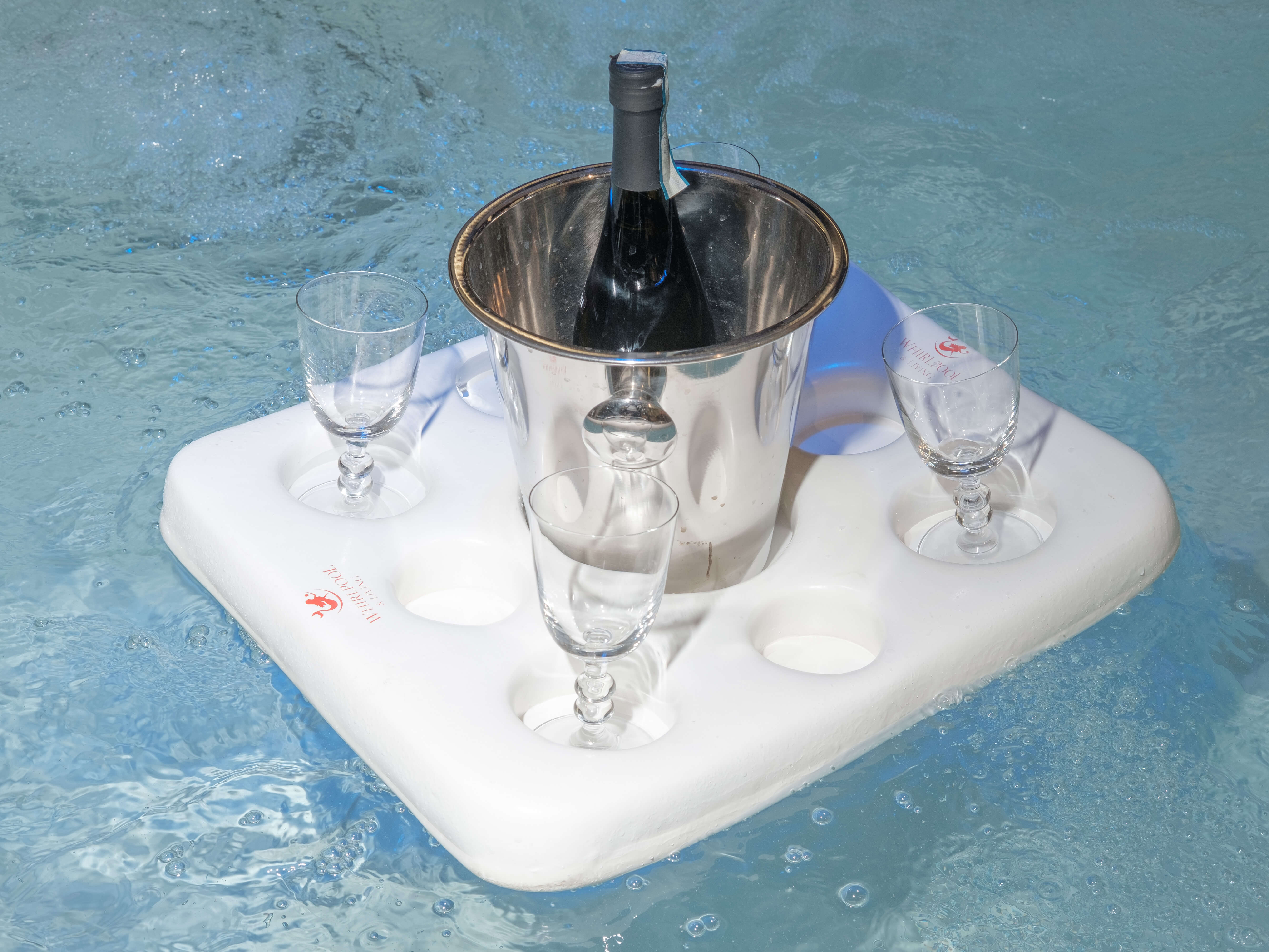 Ausstellungsansicht für eine Whirlpool Firma auf der Consumenta 2021 in Nürnberg. Alkohol wird häufig genutzt, um ein bestimmtes Lebensgefühl zu vermitteln. So gibt es einen Unterschied welchen Stellenwert das jeweilige Getränk hat und wann welches verwendet werden soll. // Exhibition view for a whirlpool company at Consumenta 2021 in Nuremberg. Alcohol is often used to convey a certain attitude towards life. So, there is a difference which value the respective drink has and when which one should be used.