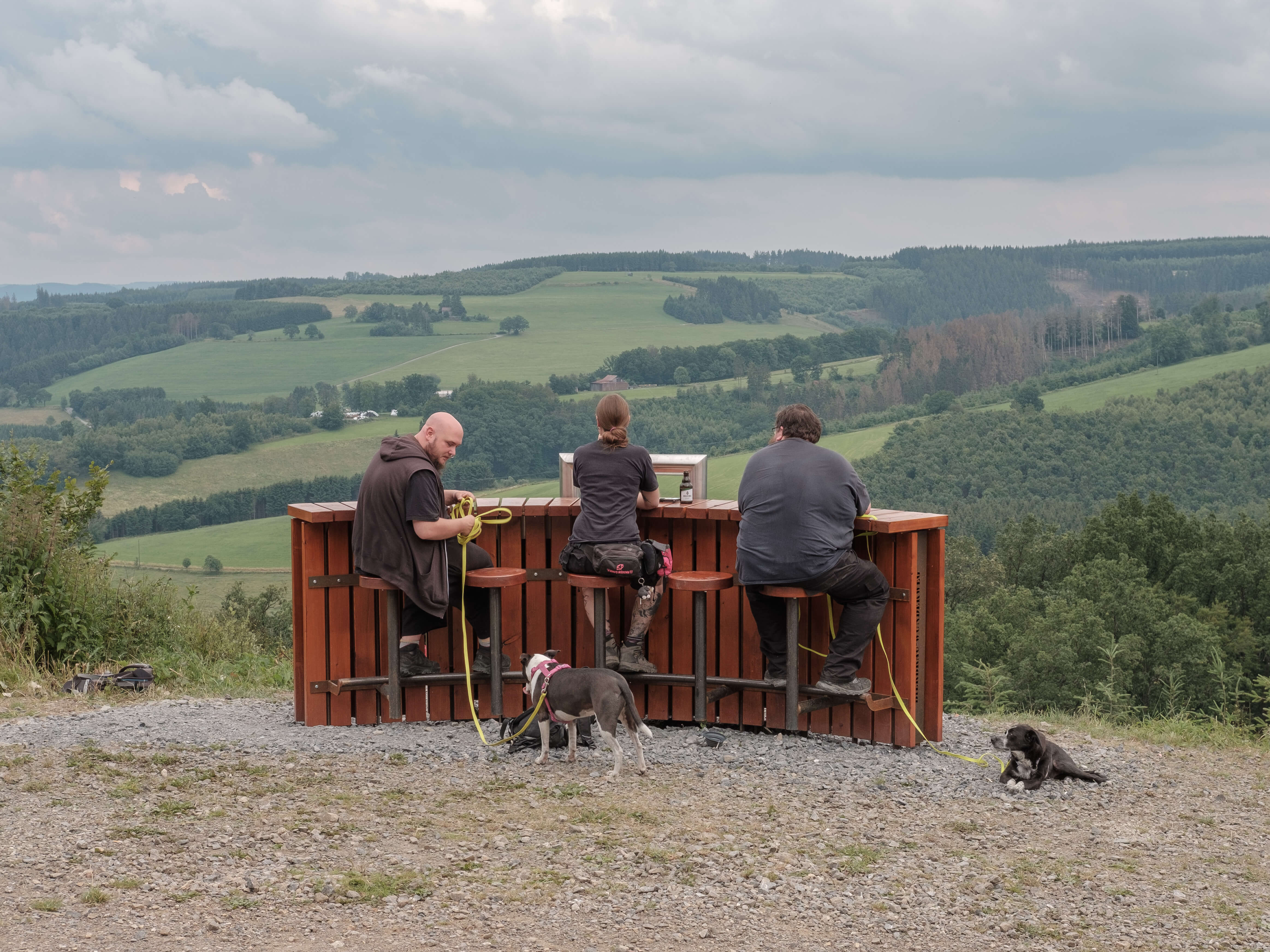 Entlang eines Wanderweges in Grevenstein wurde an verschiedenen Stellen, Stationen aufgebaut, um über die Geschichte des Bierbrauens zu erzählen. Als Highlight gilt die Waldtheke mit eigenem Kühlschrank. // Along a hiking trail in Grevenstein, stations were set up at various points to tell about the history of beer brewing. The highlight is the forest bar with its own refrigerator.