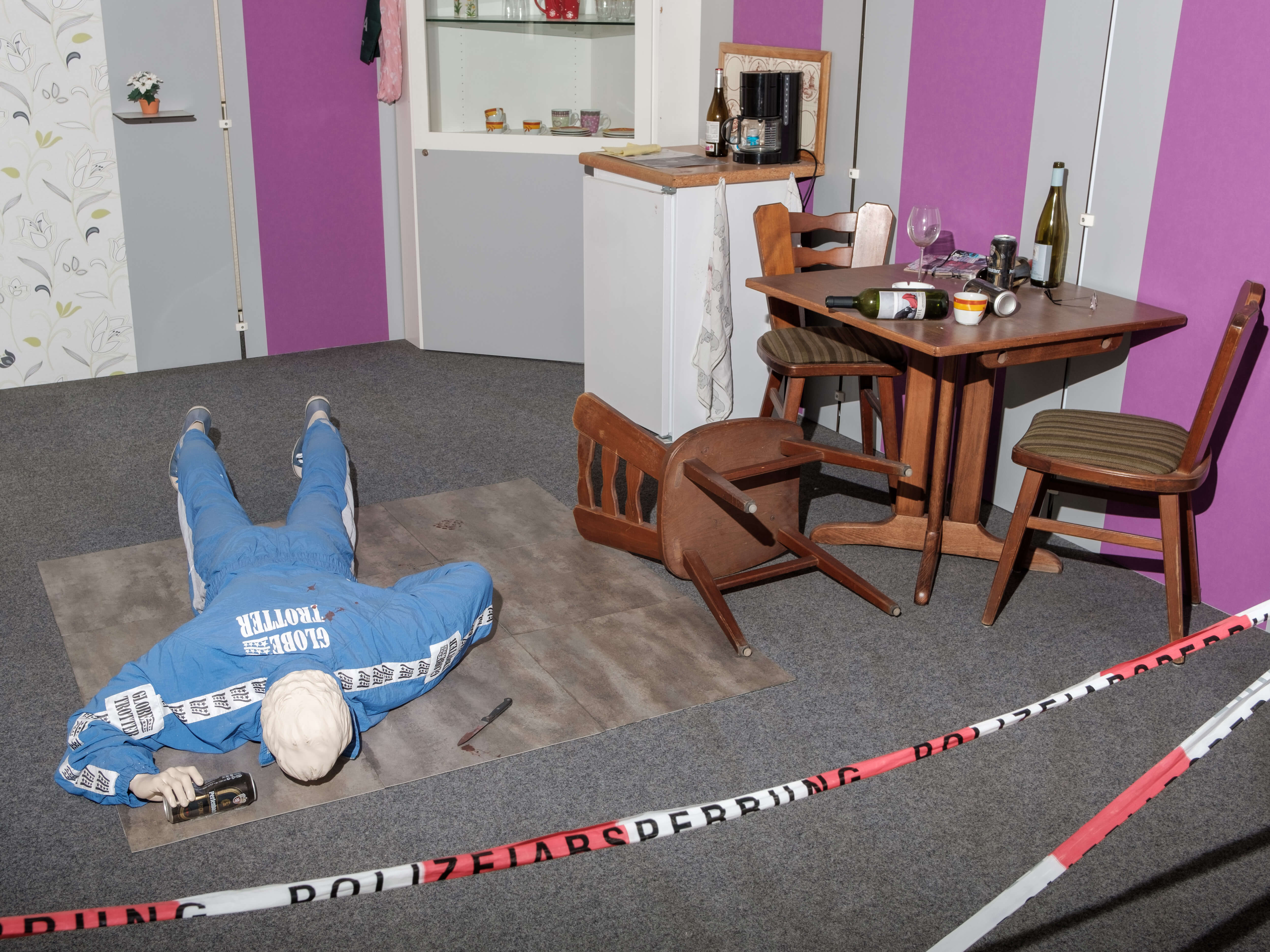 Tatortdarstellung in der Polizeiausstellung 110 in Dortmund. Etwa ein Viertel aller Gewaltstraftaten geschieht unter dem Einfluss von Alkohol. // Crime scene presentation in the police exhibition 110 in Dortmund. About a quarter of all violent crimes occur under the influence of alcohol.